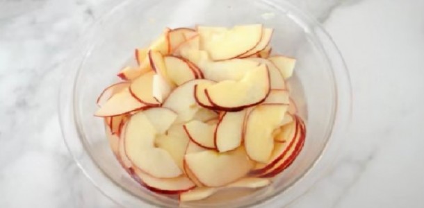 Ela-mergulhou-as-fatias-de-maçã-em-água-e-limão.-Porquê-Para-no-final-obter-algo-especial-e-delicioso.-610x300