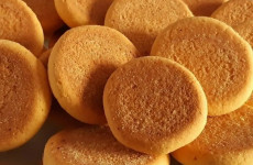Bolachinha de fubá simples perfeita para comer tomando café leite ou chá uma delícia - 1