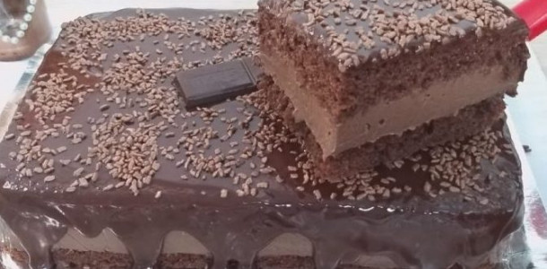 como-fazer-um-delicioso-bolo-gelado-de-chocolate.html-768x432
